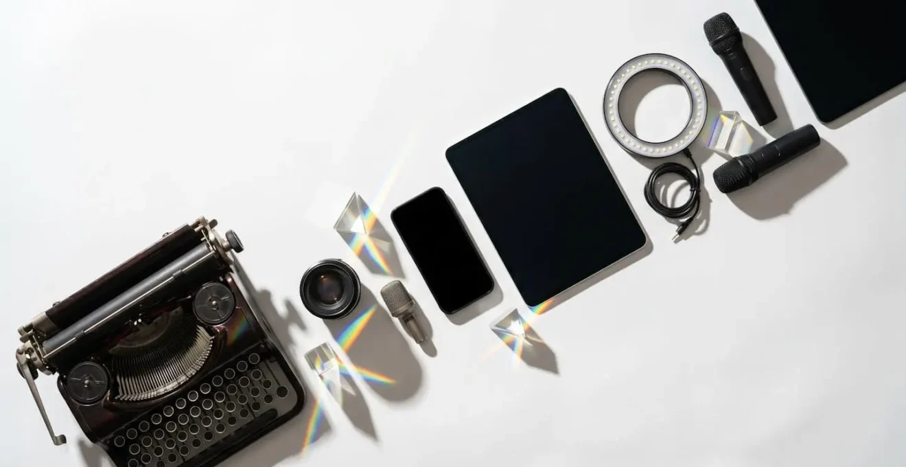 Estudio de creación de contenido multimedia con equipamiento profesional en ambiente minimalista